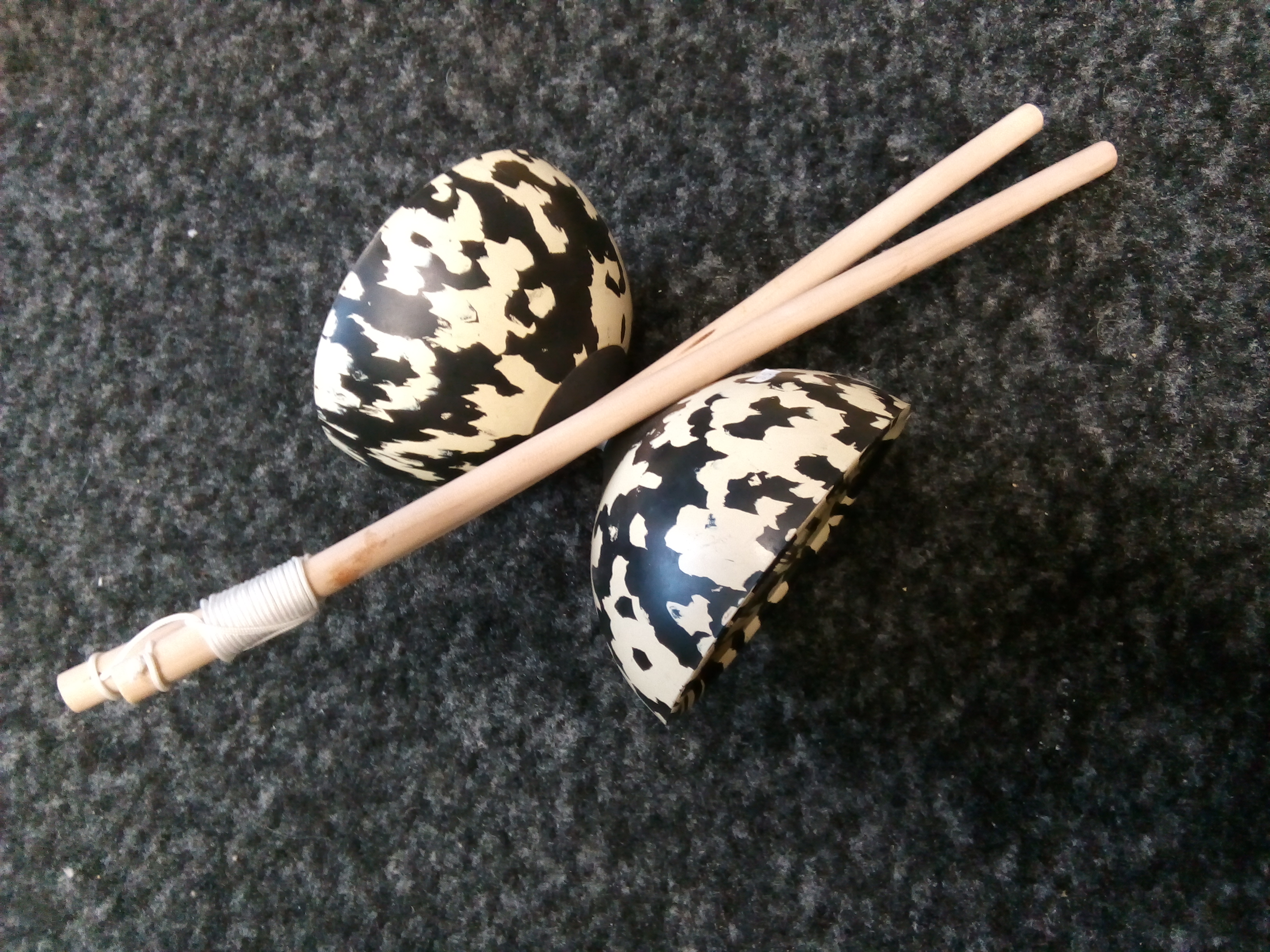 Black and white Diabolo